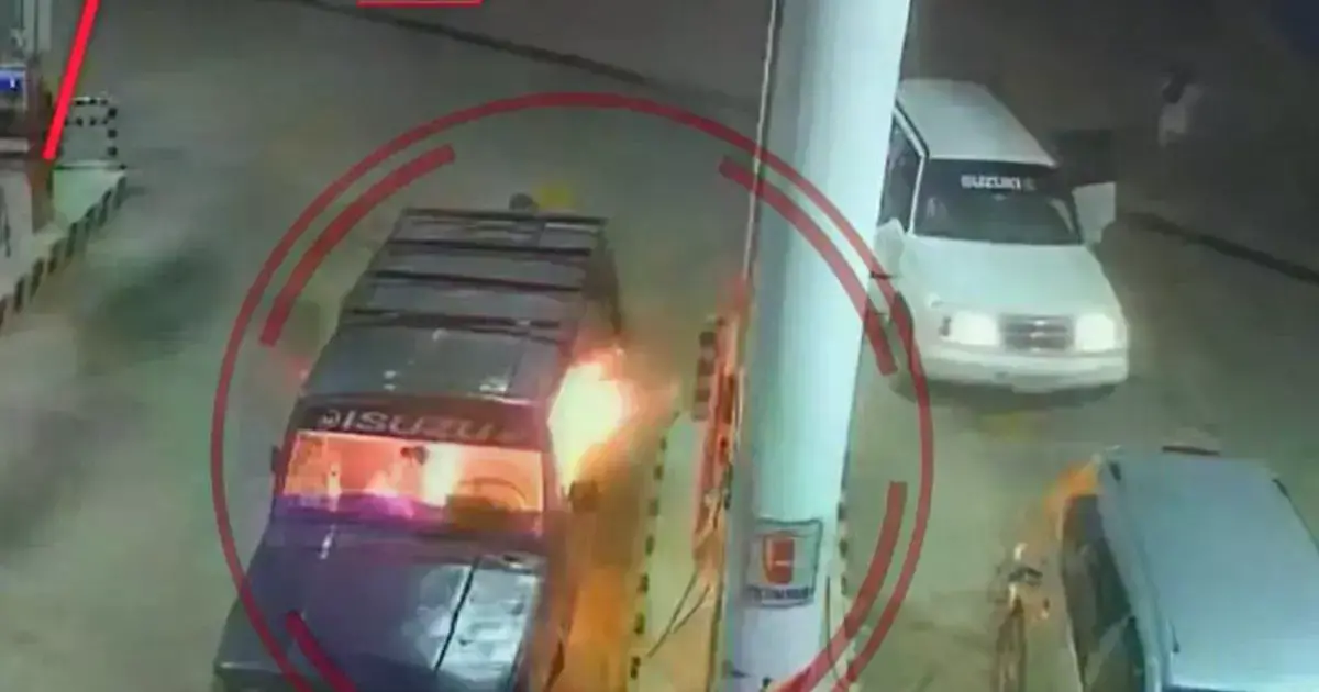 Vehículo en llamas en una estación de servicio
