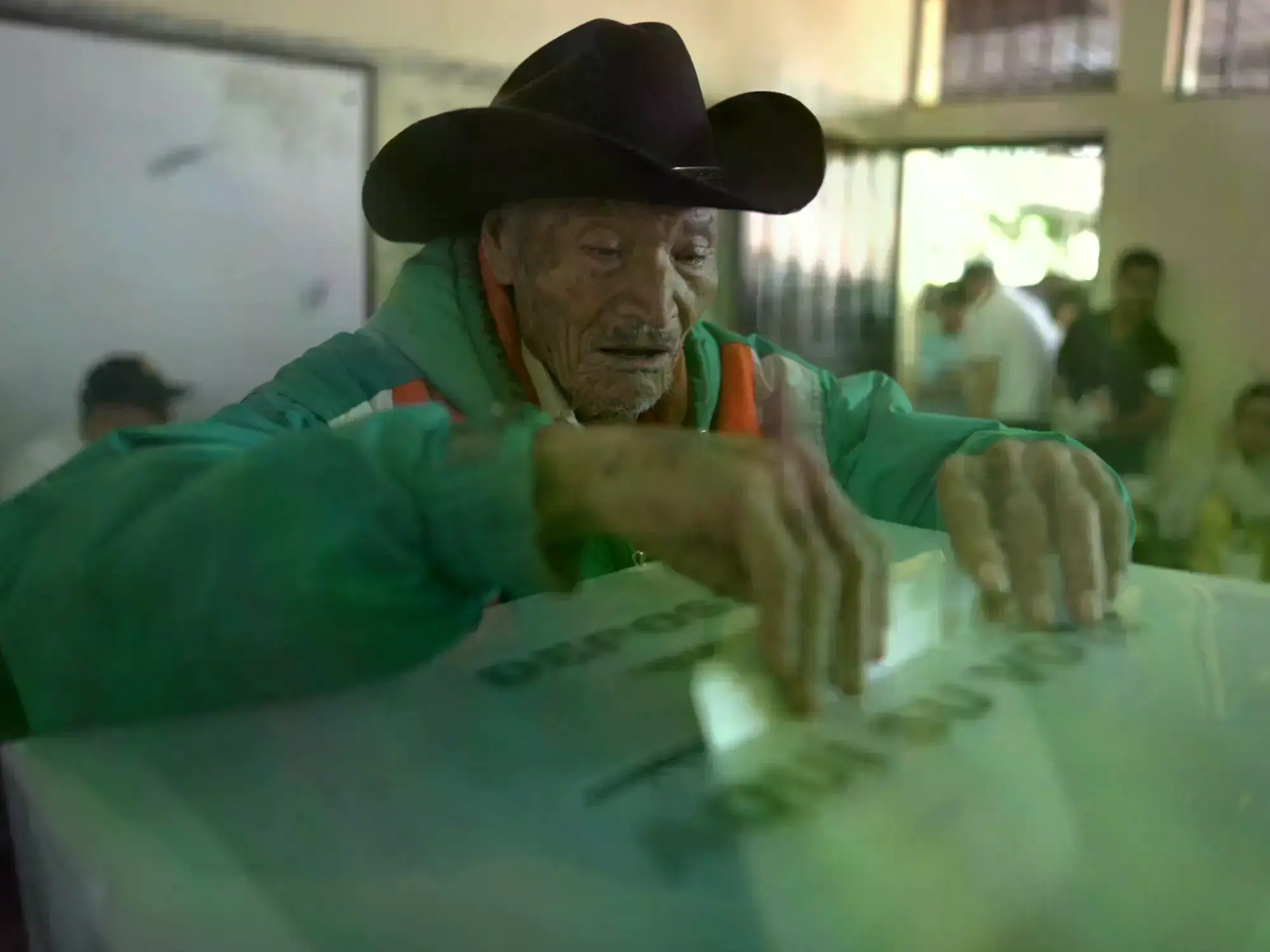 Un hombre deposita su voto en un colegio electoral durante las elecciones presidenciales en Tegucigalpa, Honduras.