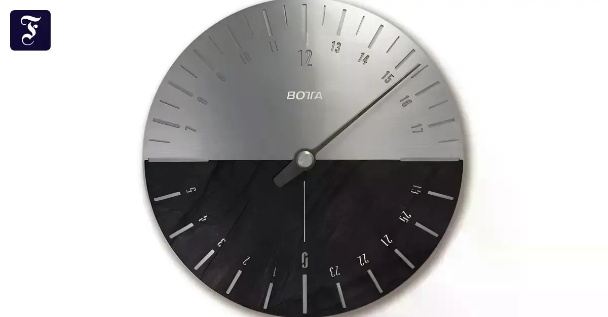 La esfera de pizarra del reloj Uno 24 Slate mostrando el ciclo completo del día.