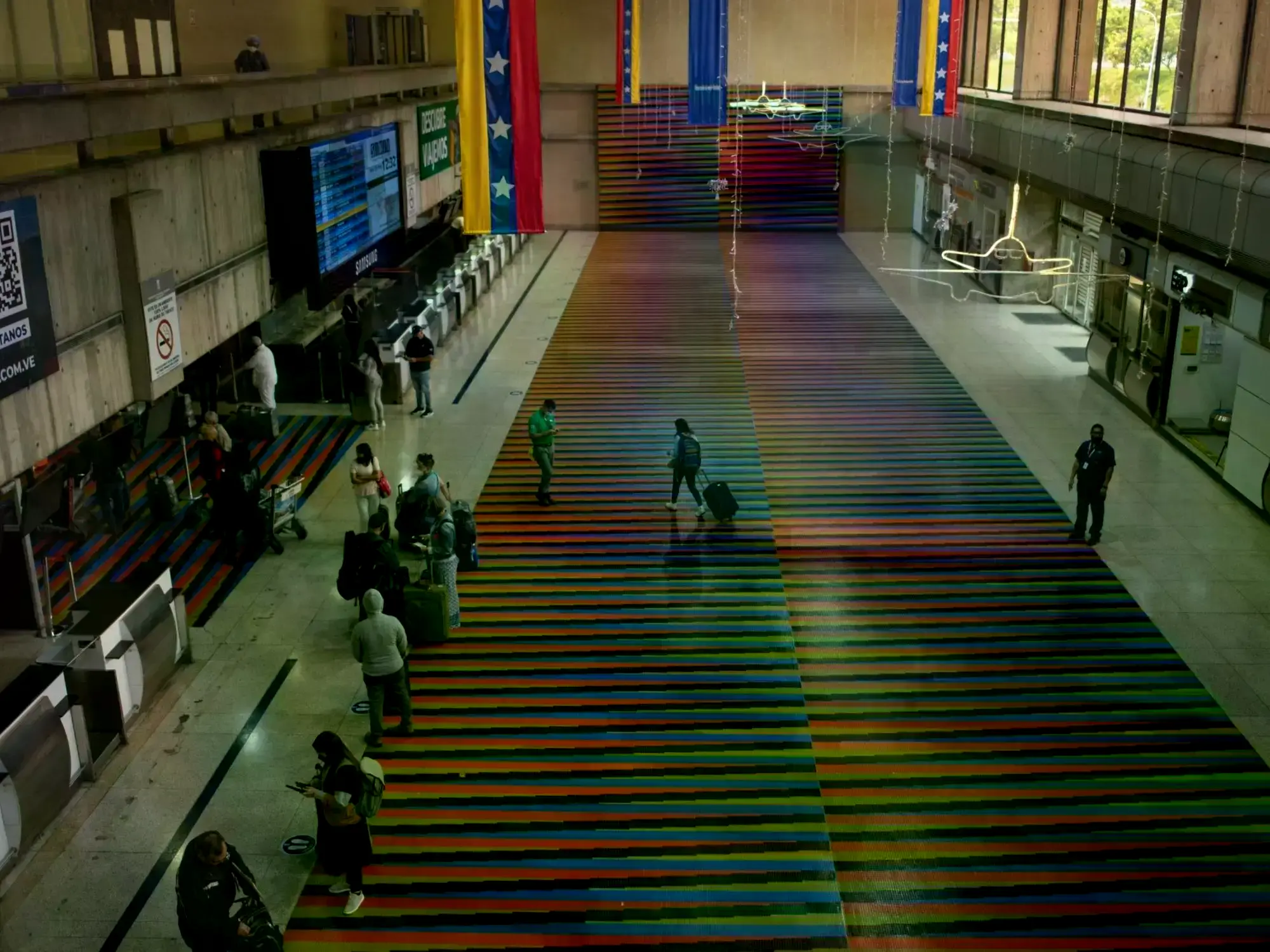 Viajeros en el Aeropuerto Internacional Simón Bolívar en Maiquetía, Venezuela.