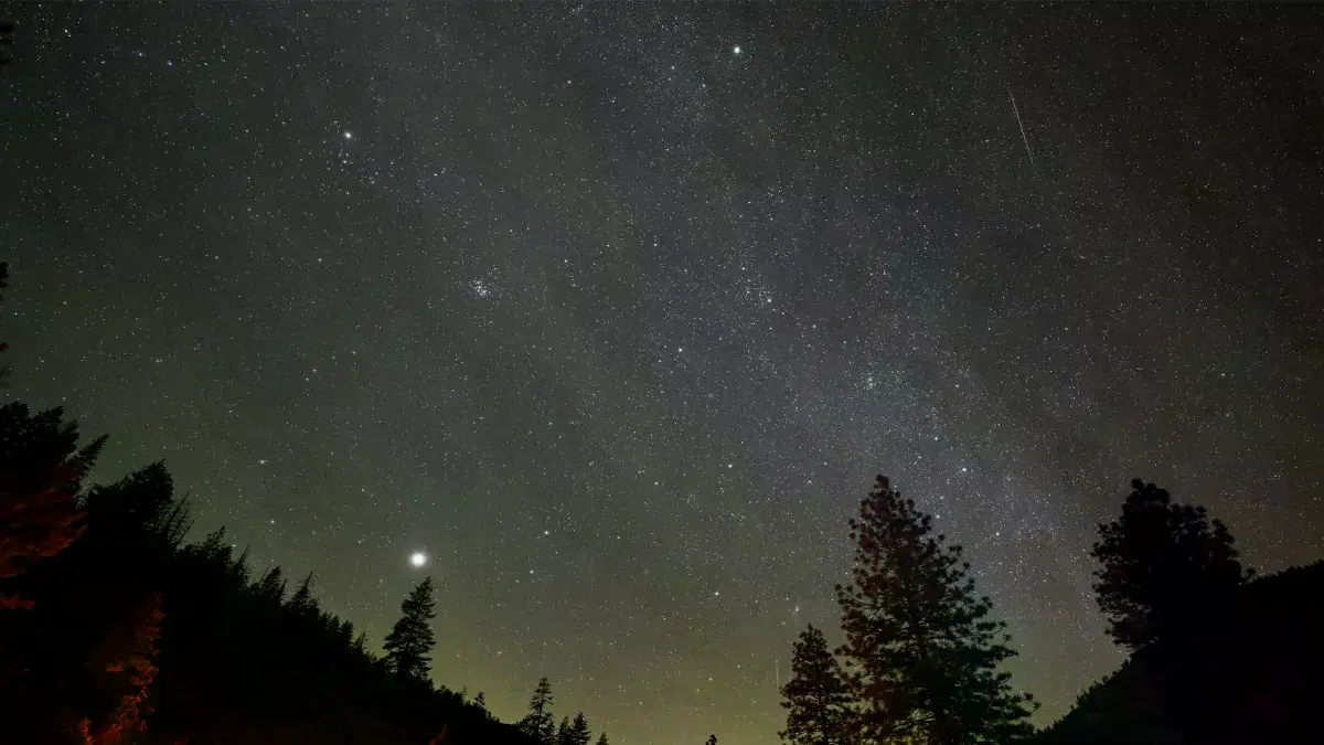 Vista de la lluvia de meteoros Gemínidas en el Tunnel View del Parque Nacional de Yosemite.
