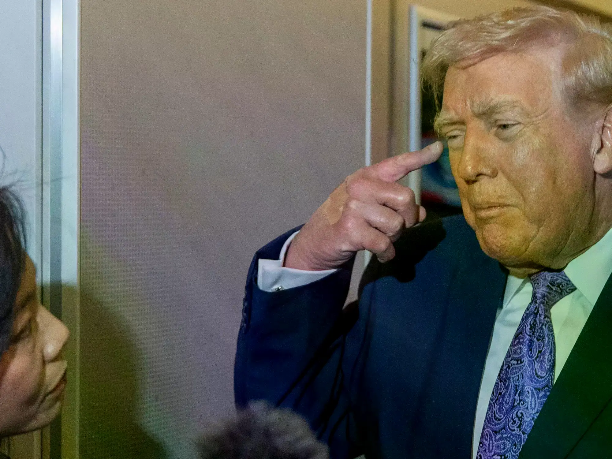 El presidente Donald Trump habla con periodistas durante un vuelo en el Air Force One.
