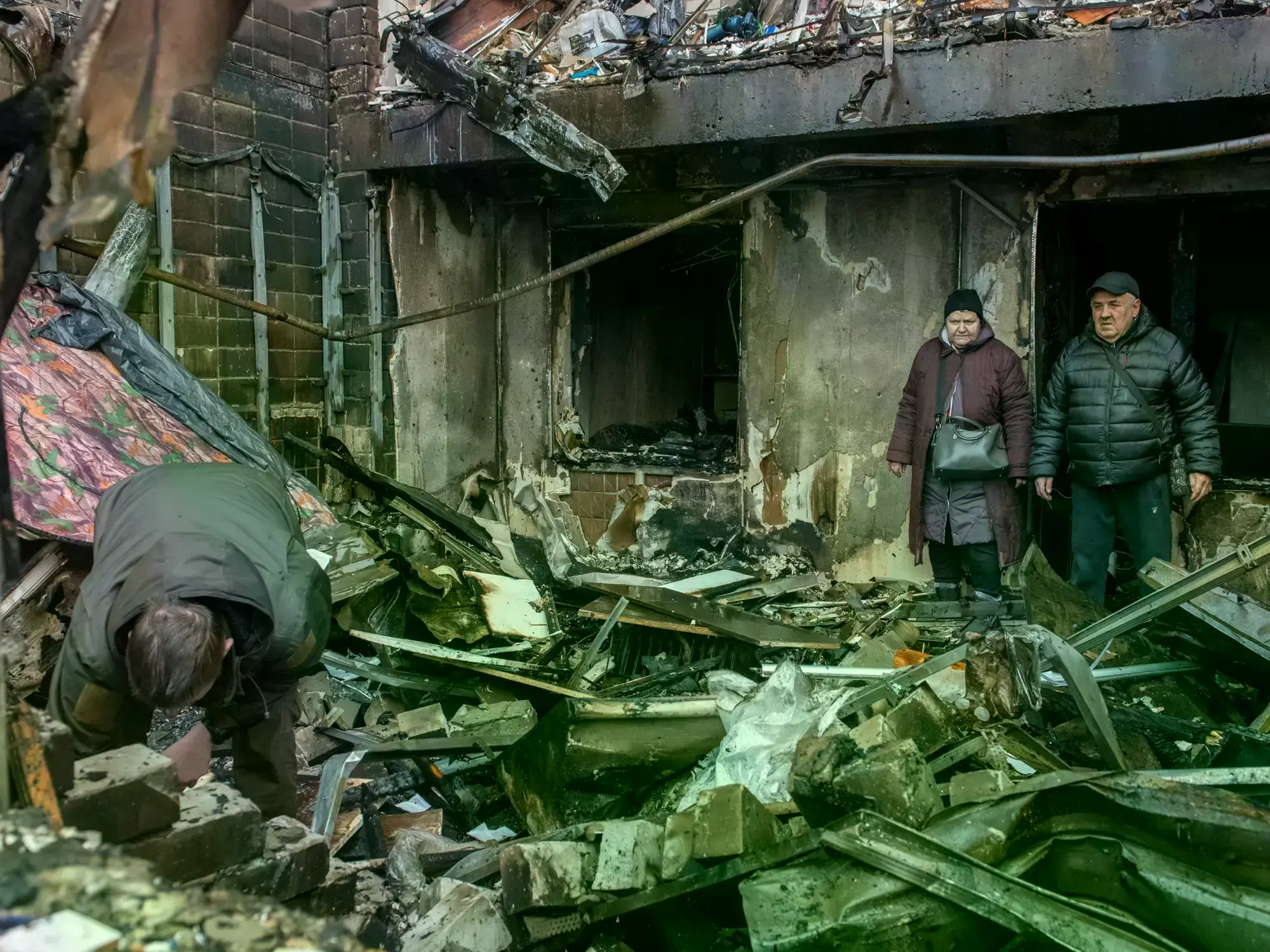Destrucción tras un ataque ruso contra un edificio residencial en Vyshhorod, Ucrania.