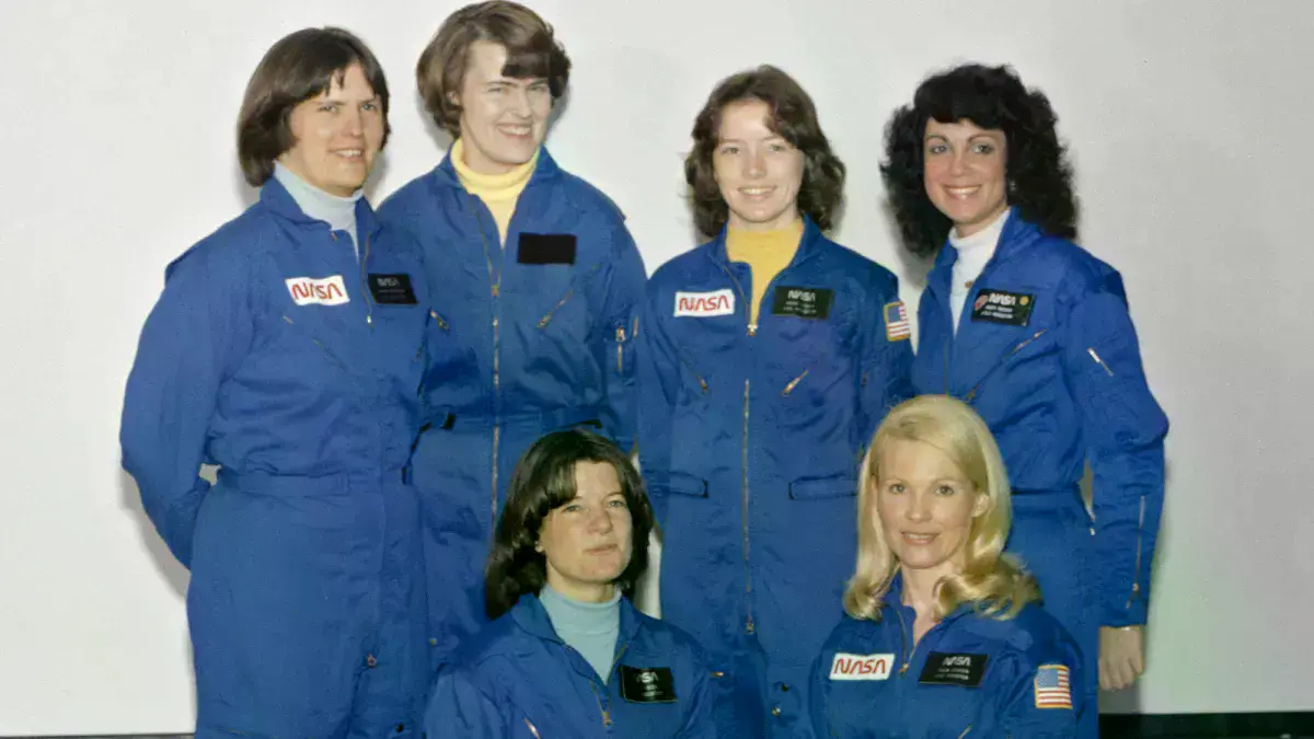 Las primeras seis mujeres astronautas de la NASA en 1978: Sally Ride, Rhea Seddon, Kathy Sullivan, Shannon Lucid, Anna Fisher