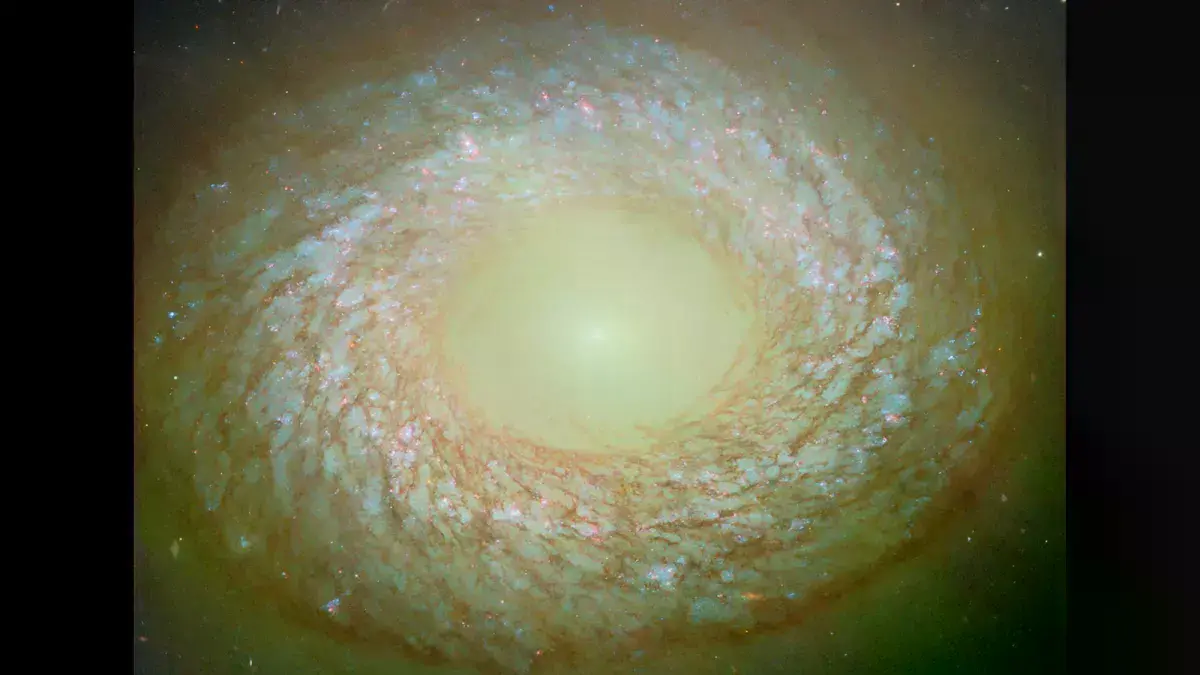 La galaxia NGC 2775, que presenta atributos tanto espirales como elípticos.