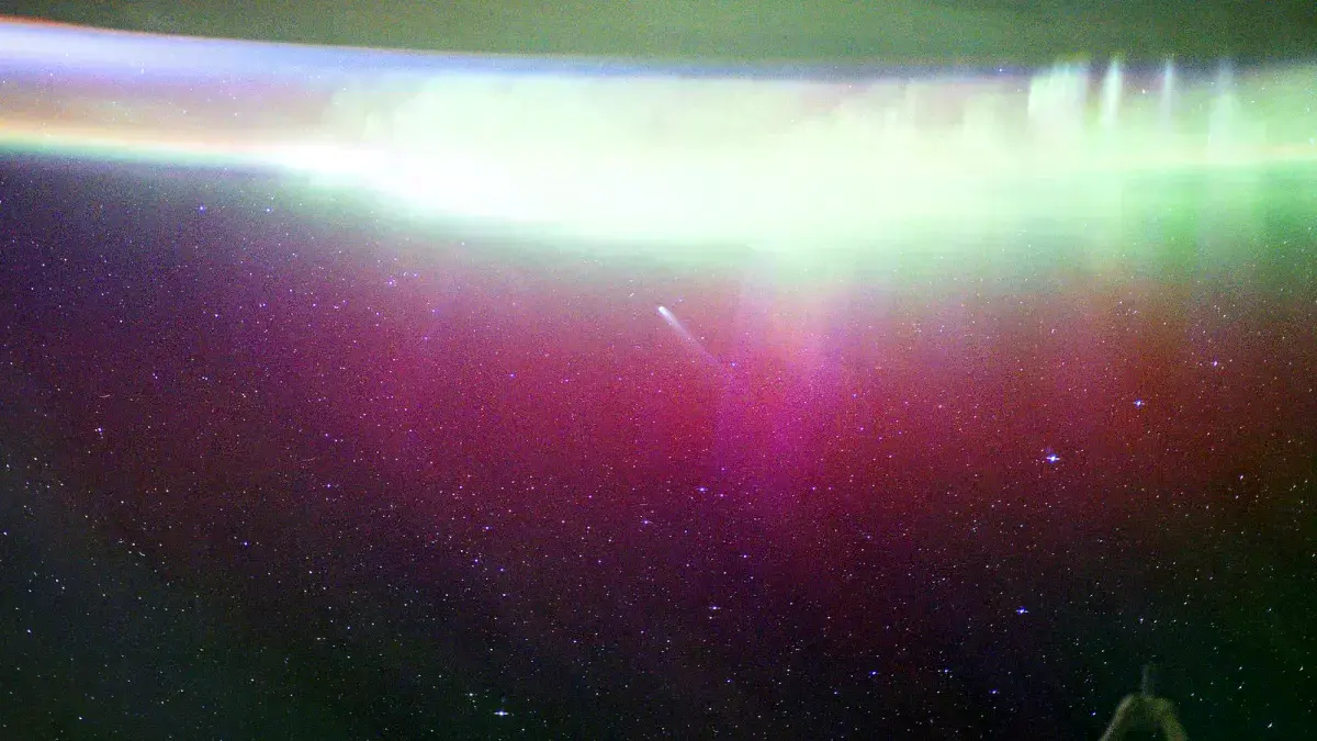 Los cometas Lemmon y SWAN fotografiados desde la ISS sobre las auroras de la Tierra.