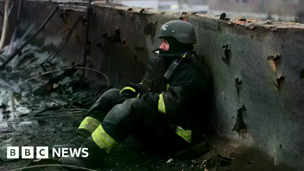 Servicios de emergencia trabajan en Dnipro tras el ataque.