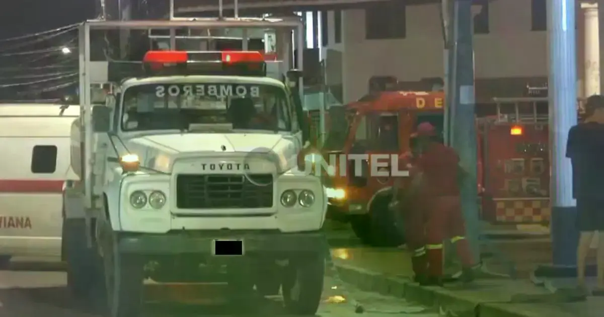Personal de la Policía trabajando para controlar las llamas del incendio.