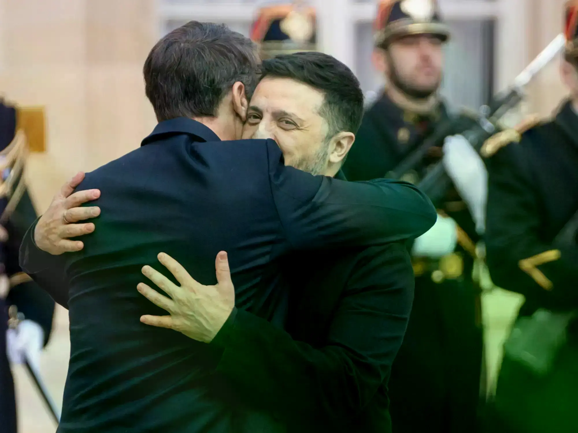 Emmanuel Macron abraza a Volodímir Zelenski en el patio del Palacio del Elíseo.
