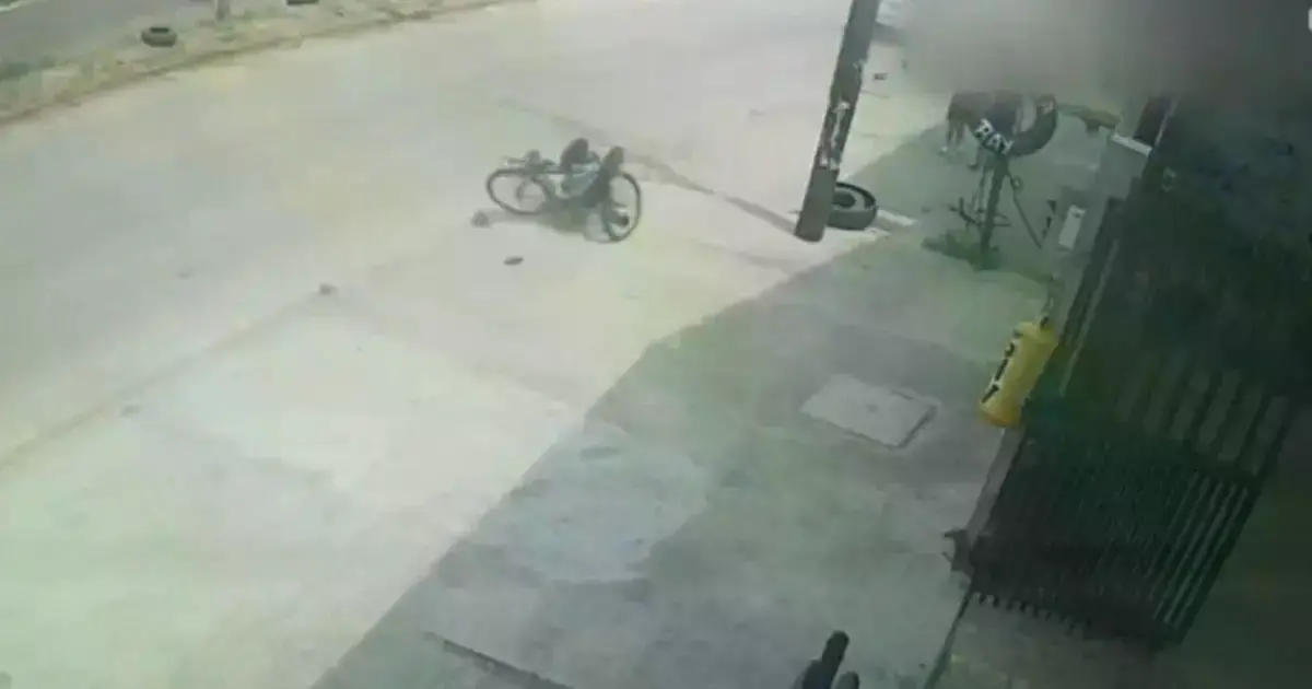 Captura de video del momento del atropello en la avenida Bolivia, Santa Cruz.