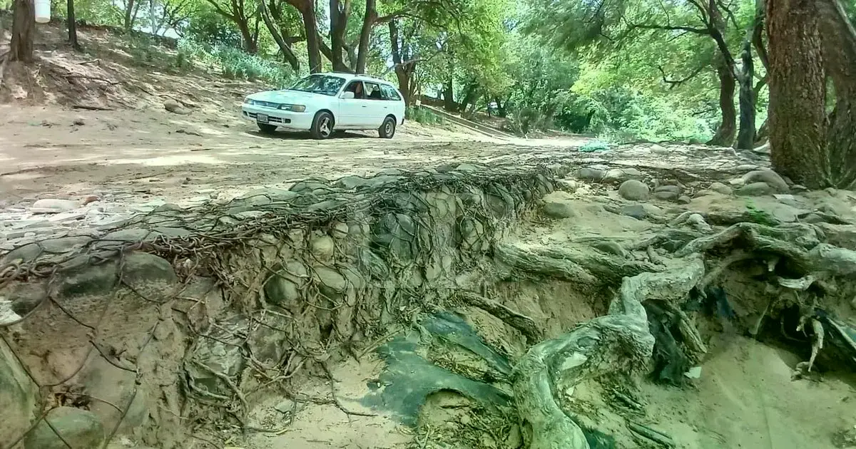 Inundaciones y daños causados por el desbordamiento de ríos en Santa Cruz.
