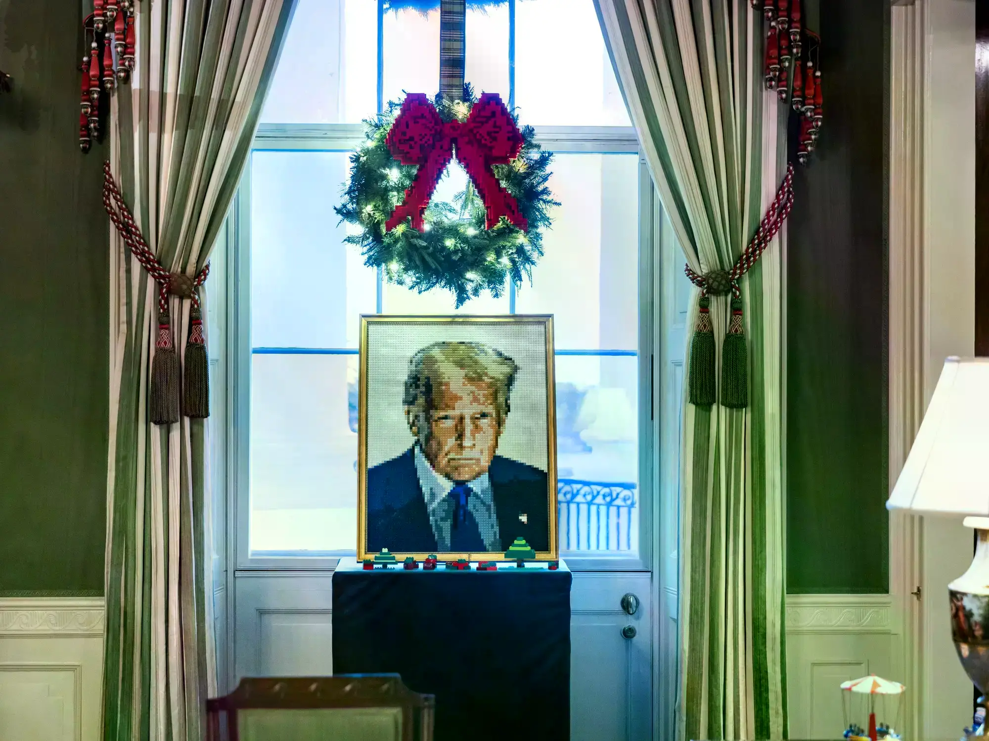 Retrato del presidente Donald Trump hecho con Lego en la Sala Este de la Casa Blanca.