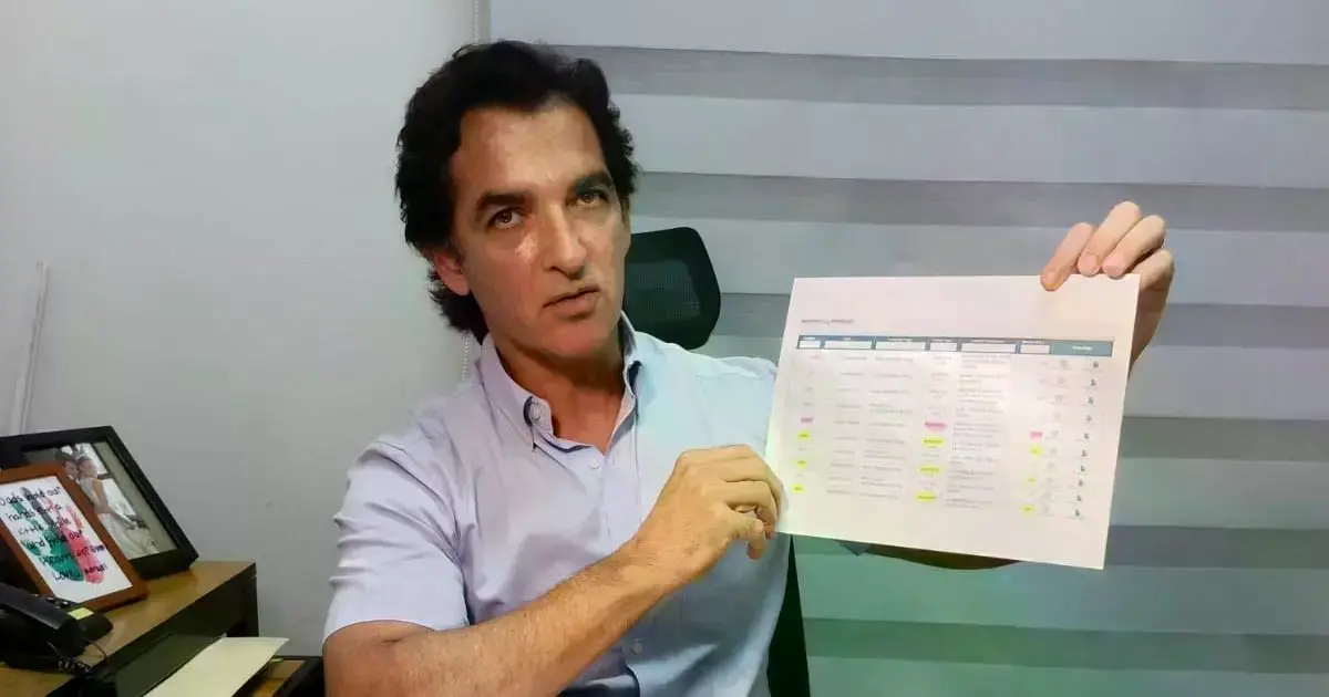 Concejal Mamen Saavedra mostrando los comprobantes de pago de impuestos.