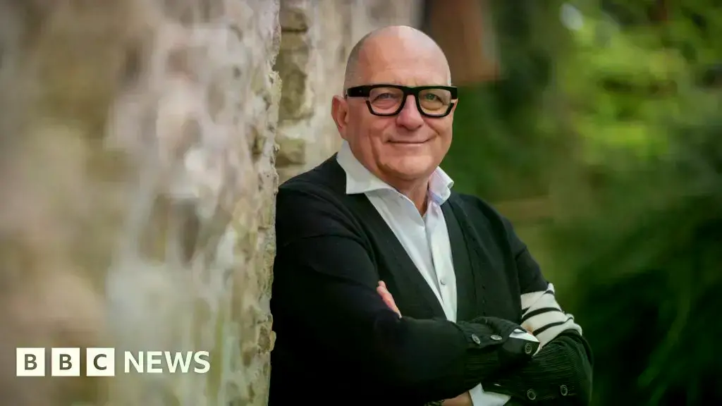 Hugh Wallace, presentador de programas de arquitectura y diseño.