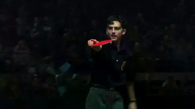 Timothée Chalamet como Marty Mauser en una escena de la película 'Marty Supreme'.