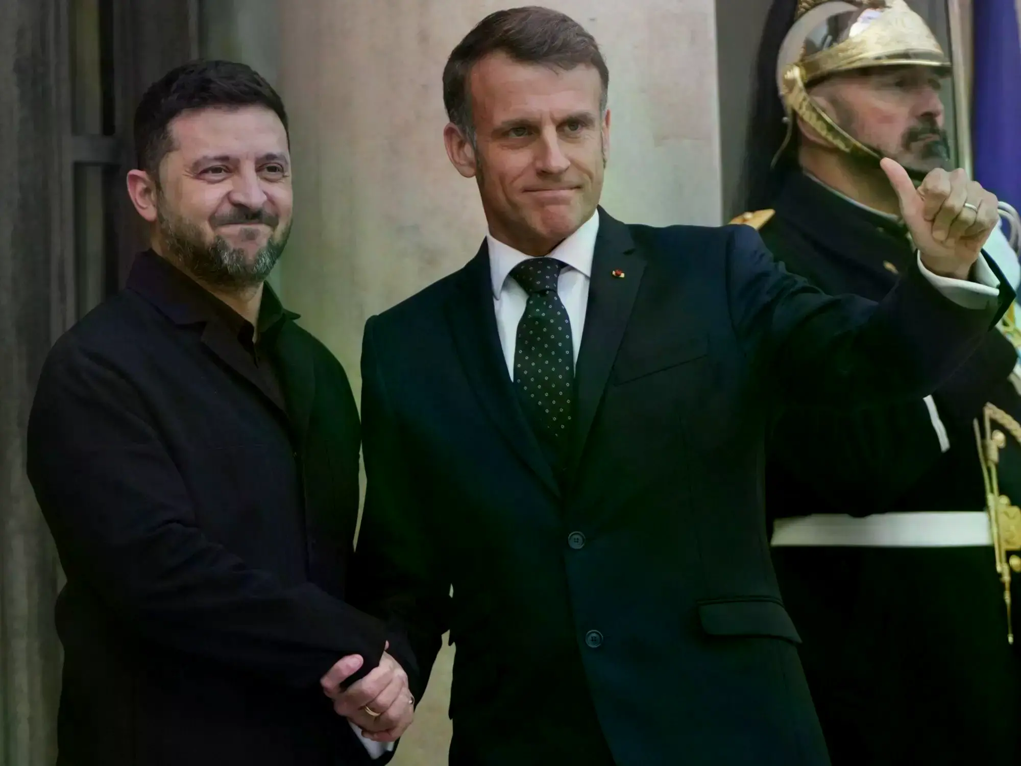 Emmanuel Macron y Volodimir Zelenski se saludan en el Palacio del Elíseo en París.