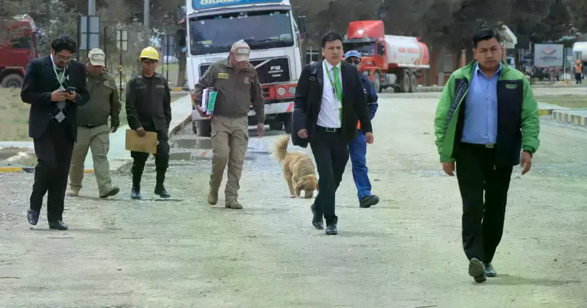 La Policía y personal de la Fiscalía en la planta de Senkata.
