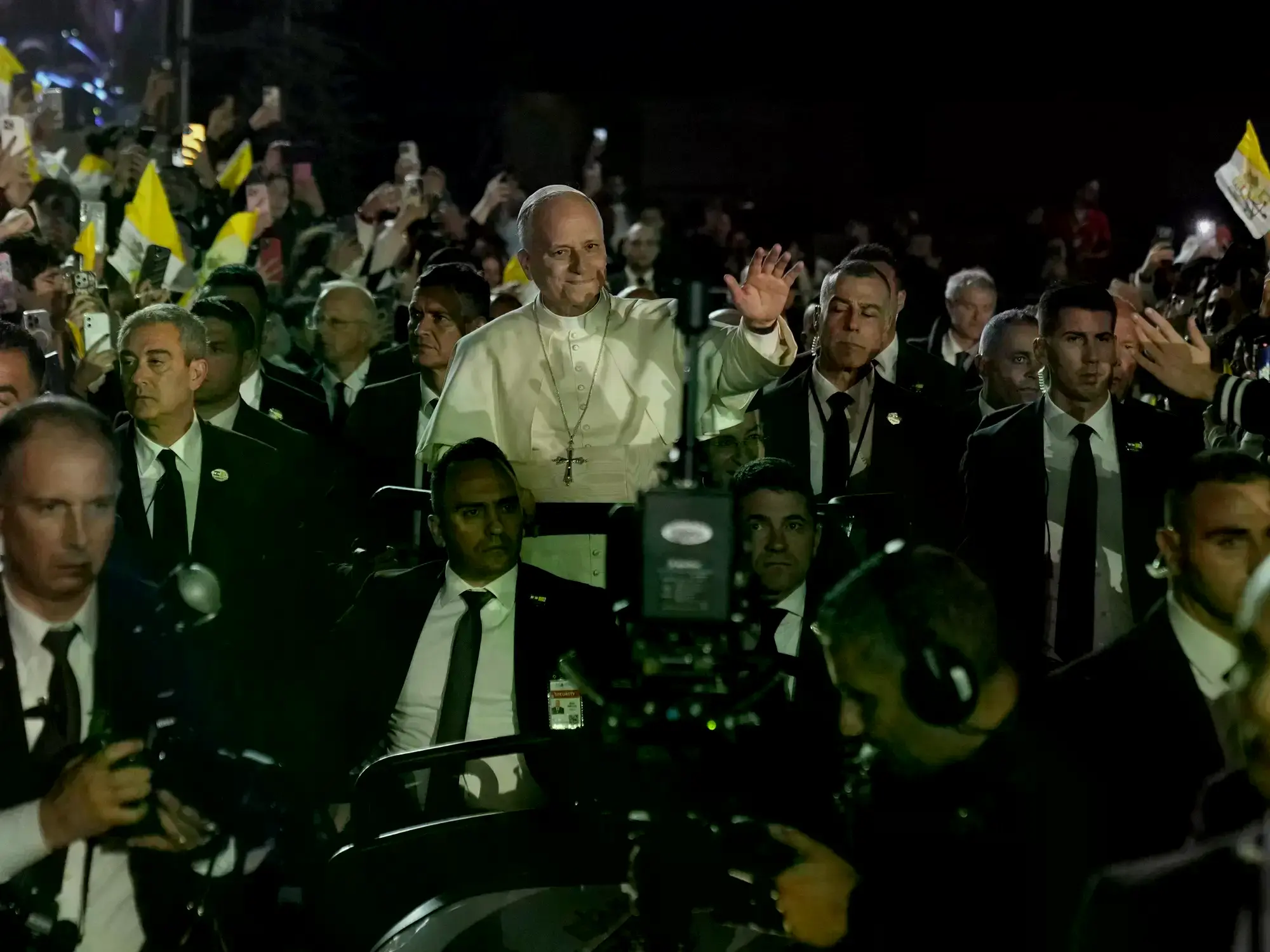 El papa León XIV saluda a la multitud a su llegada para una reunión con jóvenes en Bkerki.