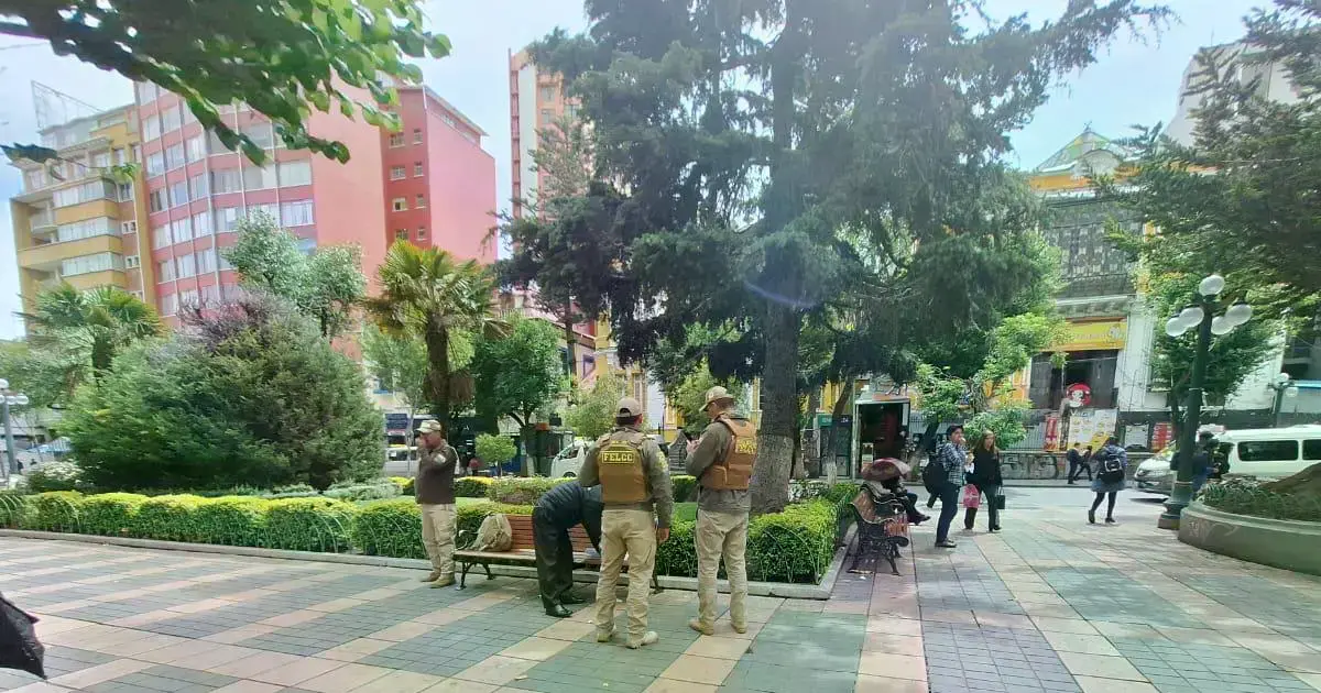 Policías ingresaron a oficinas de YPFB en La Paz, junto al fiscal Omar Yujra.