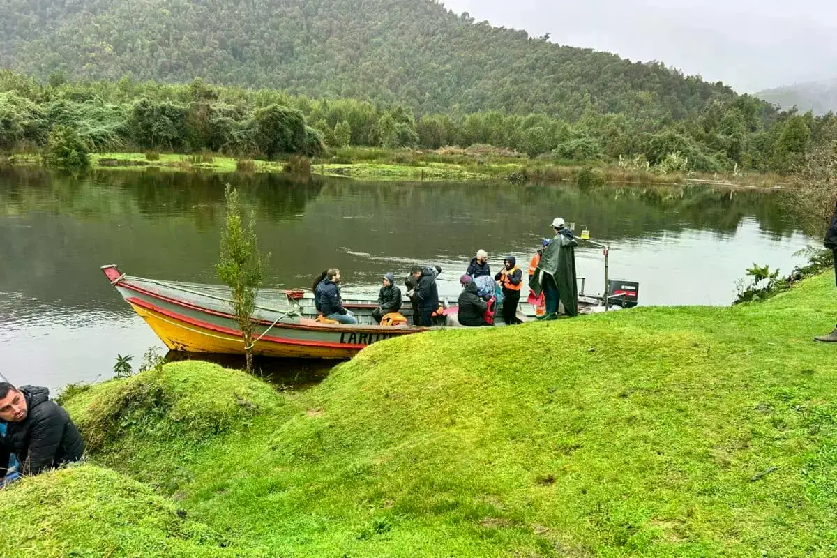 Representantes del GEF, Pesca Sustentable y comunidades locales trabajando en Caleta Huellelhue.