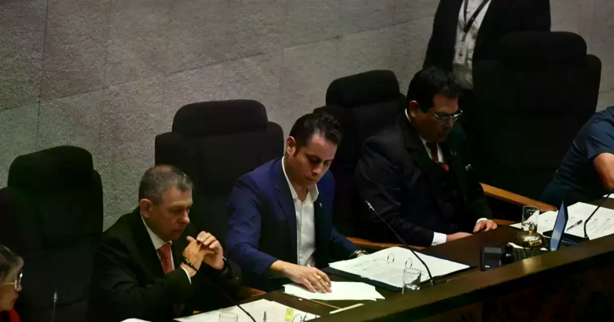 Edmand Lara presidió la sesión de la ALP.