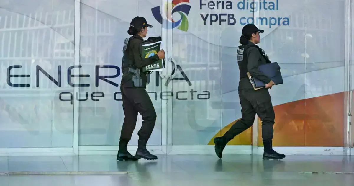La Policía ingresó a oficinas de YPFB en Santa Cruz.