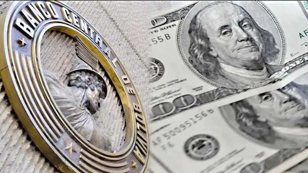 Fachada del Banco Central de Bolivia junto a una imagen referencial de billetes en dólares.