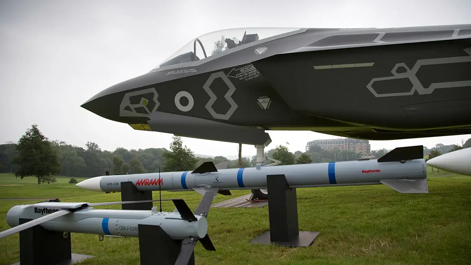 Maquetas a escala de misiles y del caza F-35