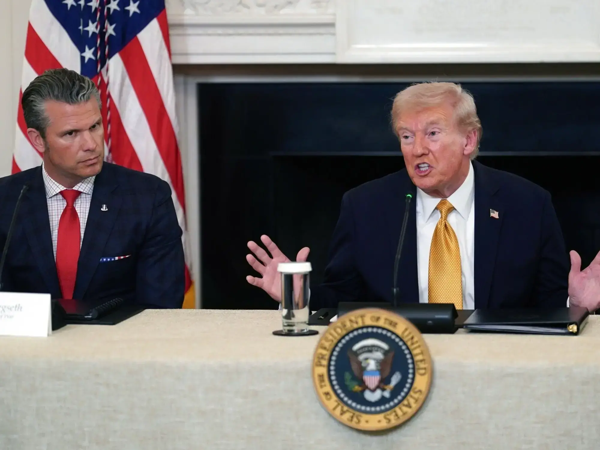 Pete Hegseth junto a Donald Trump en la Casa Blanca.
