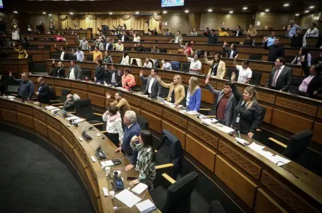 Momento de la votación de la resolución planteada por el vicepresidente Edmand Lara.
