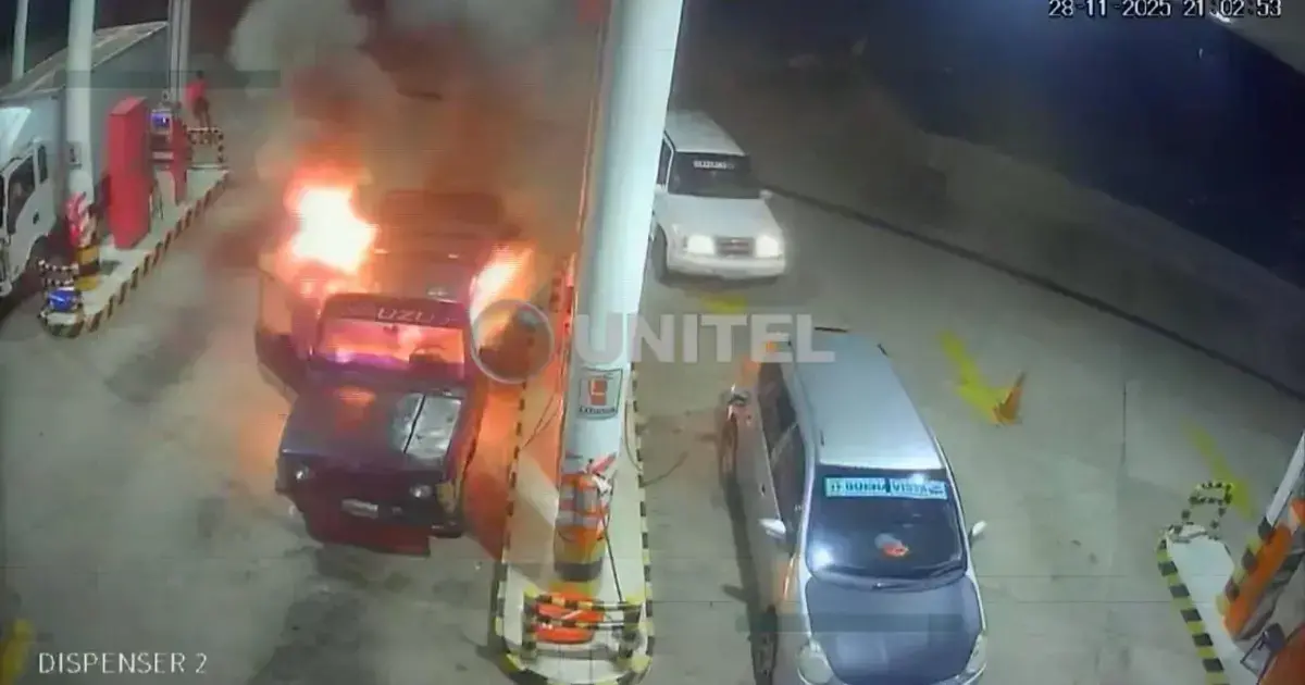 El momento del incendio en el surtidor.