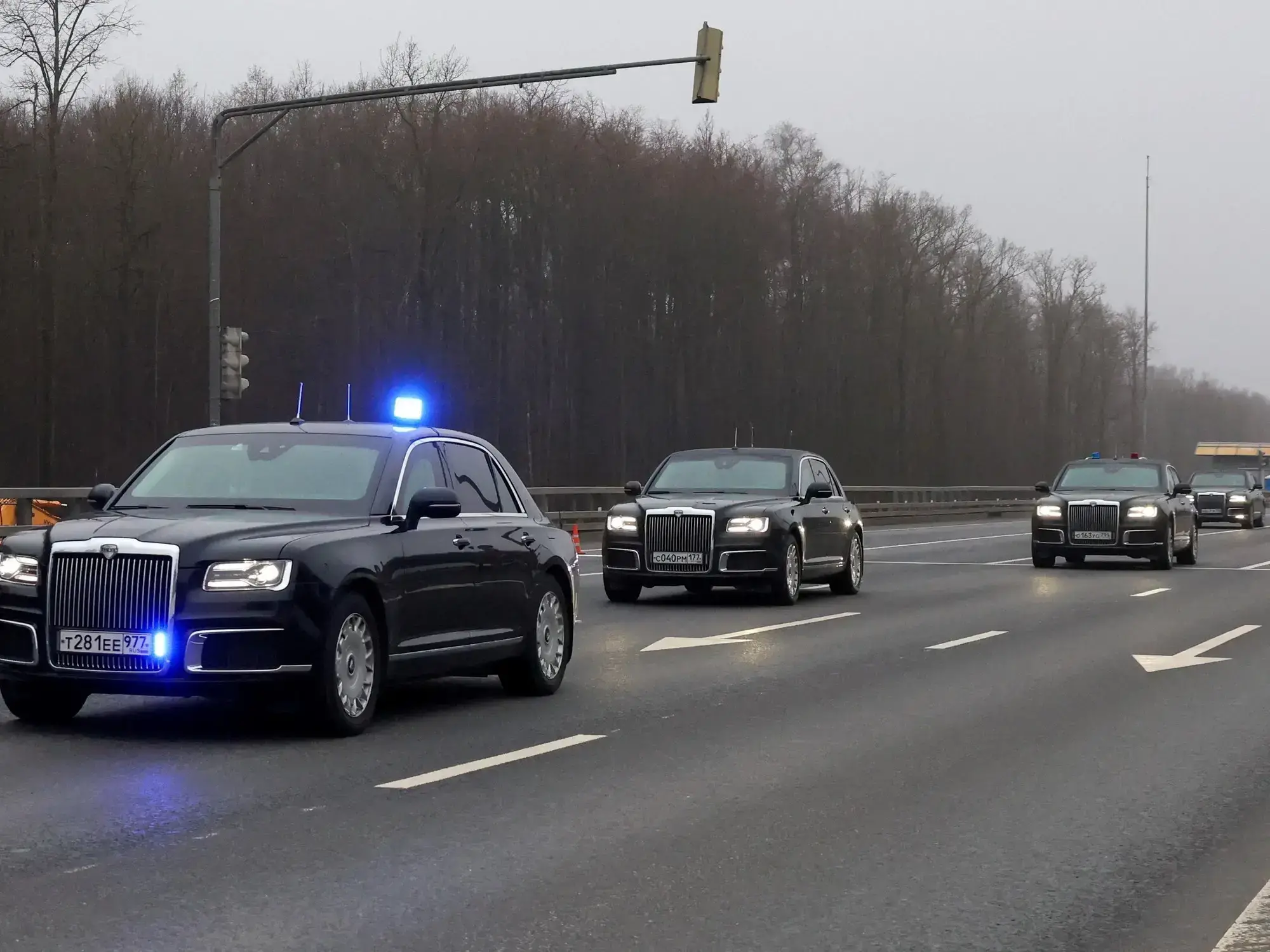 Una caravana de funcionarios norteamericanos se dirige al Kremlin.