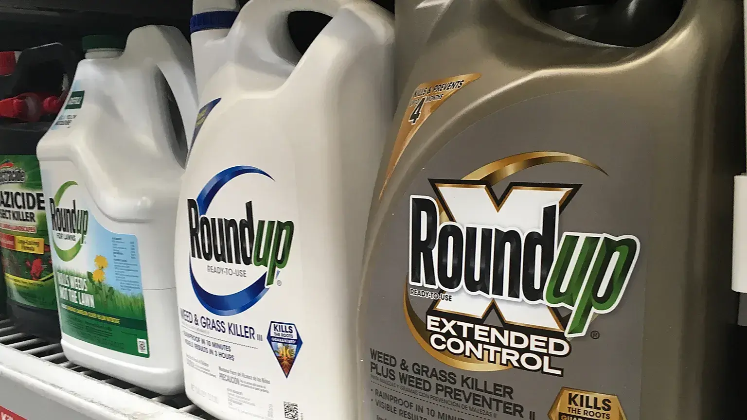 Envases de Roundup se exhiben en una estantería de una tienda en San Francisco, 24 de febrero de 2019.