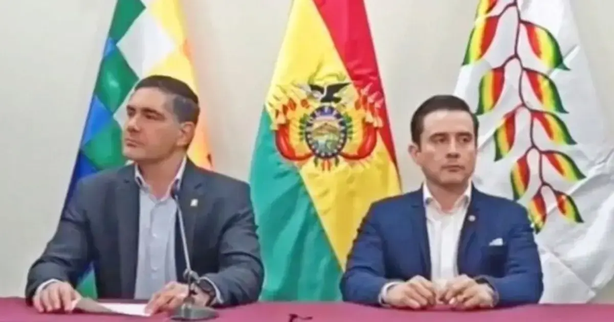 El ministro Óscar Mario Justiniano junto al viceministro Gustavo Serrano