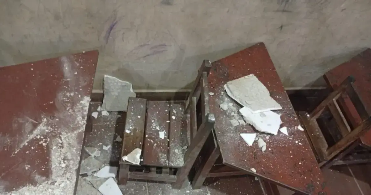 El niño al que le cayó parte del cielo falso quedó completamente asustado.