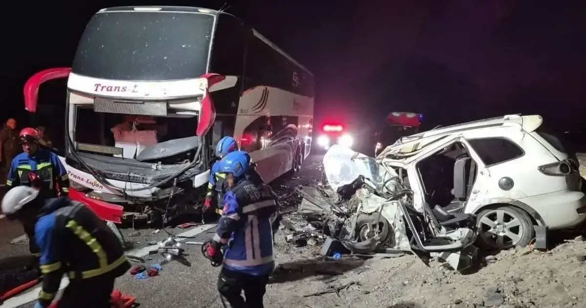Fotografía de la colisión entre los dos vehículos.