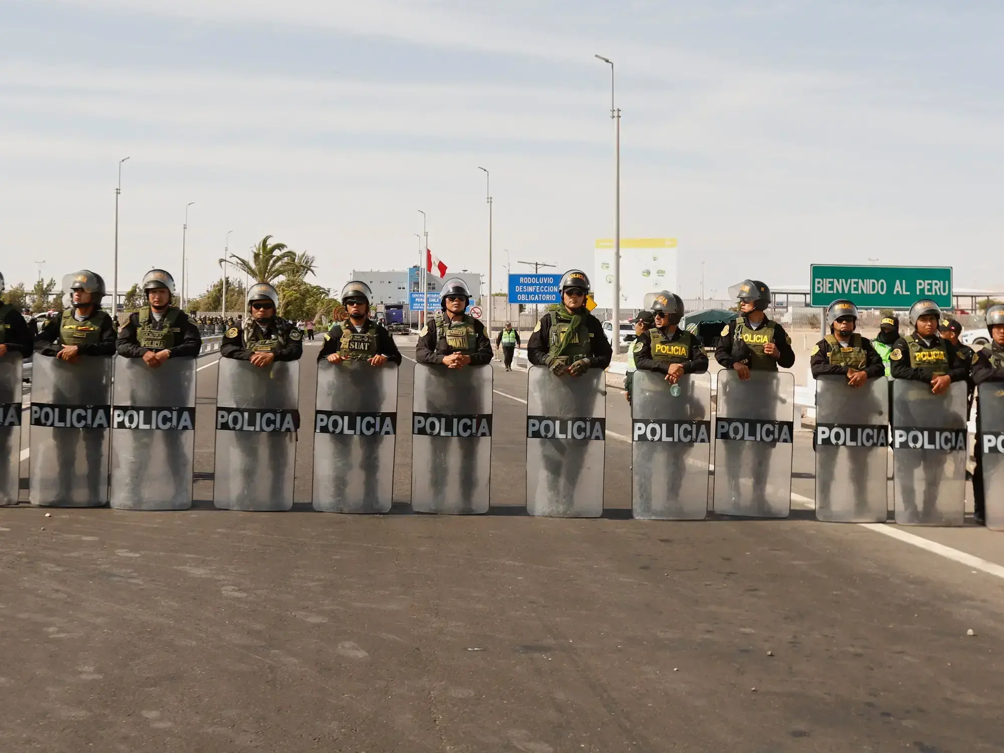 Migrantes venezolanos salen de Chile hacia Perú, en el cruce de Santa Rosa, en Tacna.