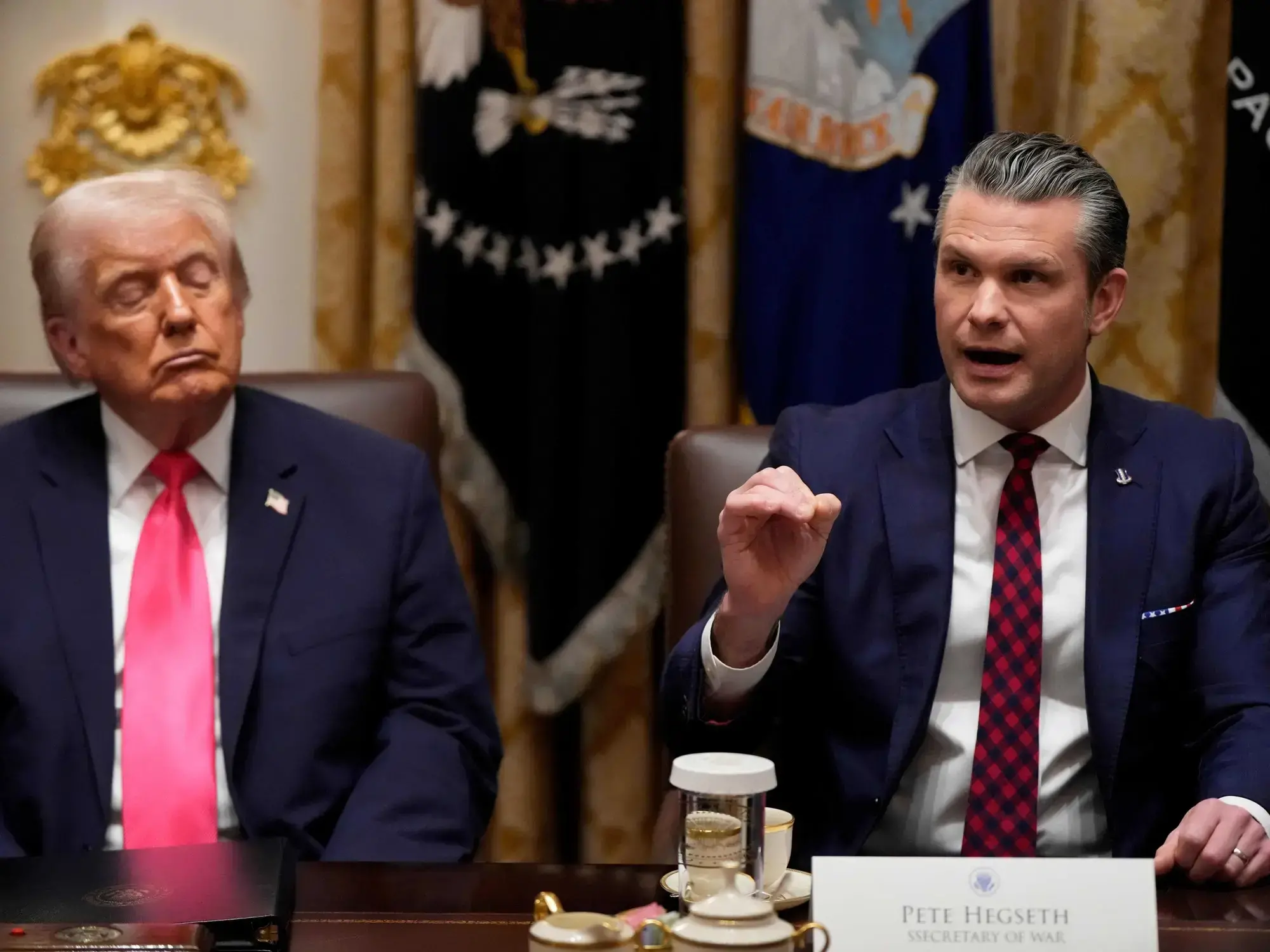 El secretario de Defensa, Pete Hegseth, habla ante la mirada del presidente Donald Trump durante una reunión de gabinete en l