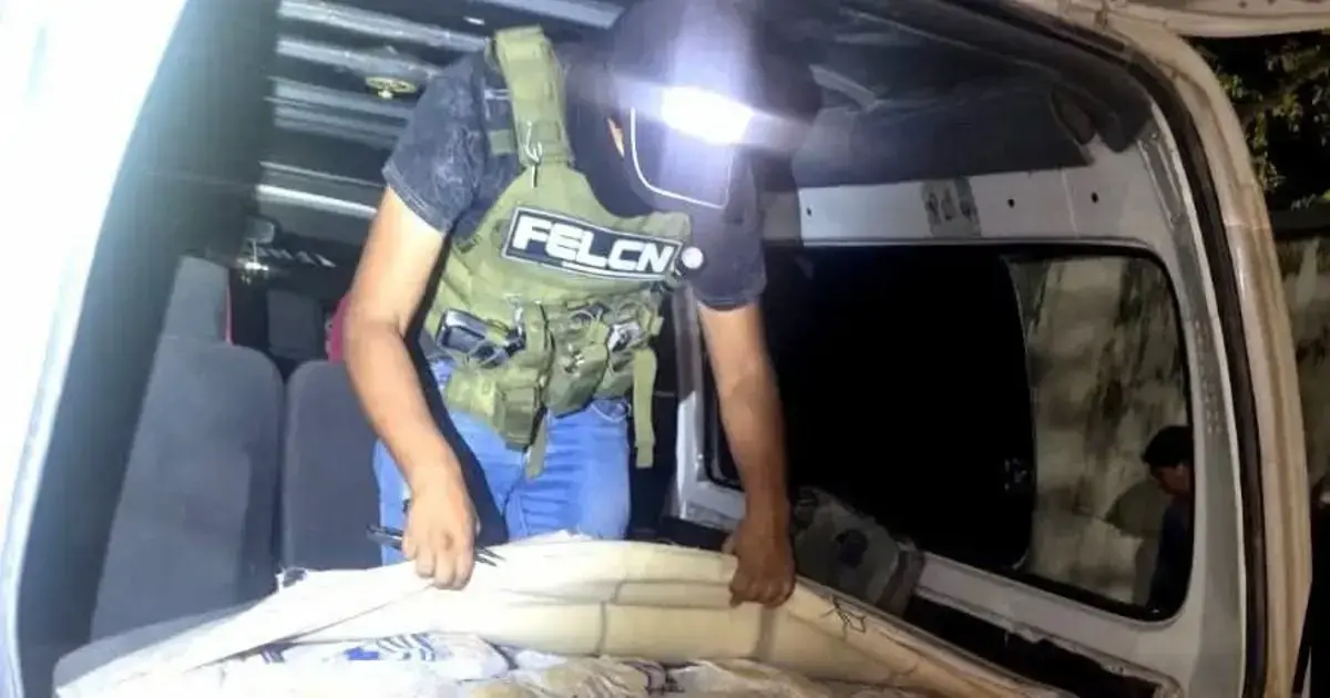 Ocultaban los paquetes con marihuana en la tapiceria.