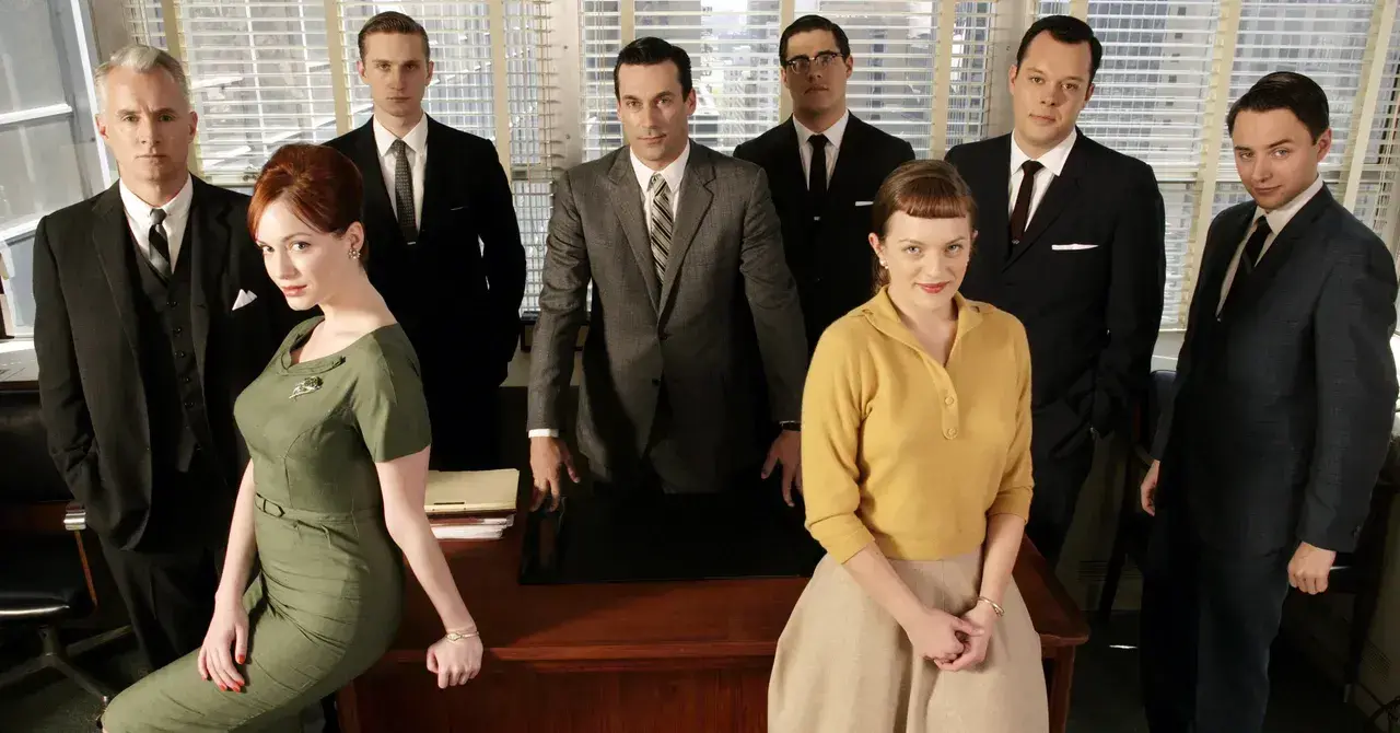 Fotograma de la escena del vómito en Mad Men, con dos técnicos visibles al fondo.