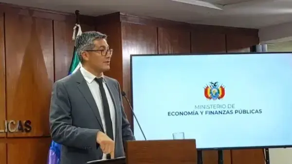 Ministro de Economía José Gabriel Espinoza en conferencia de prensa.