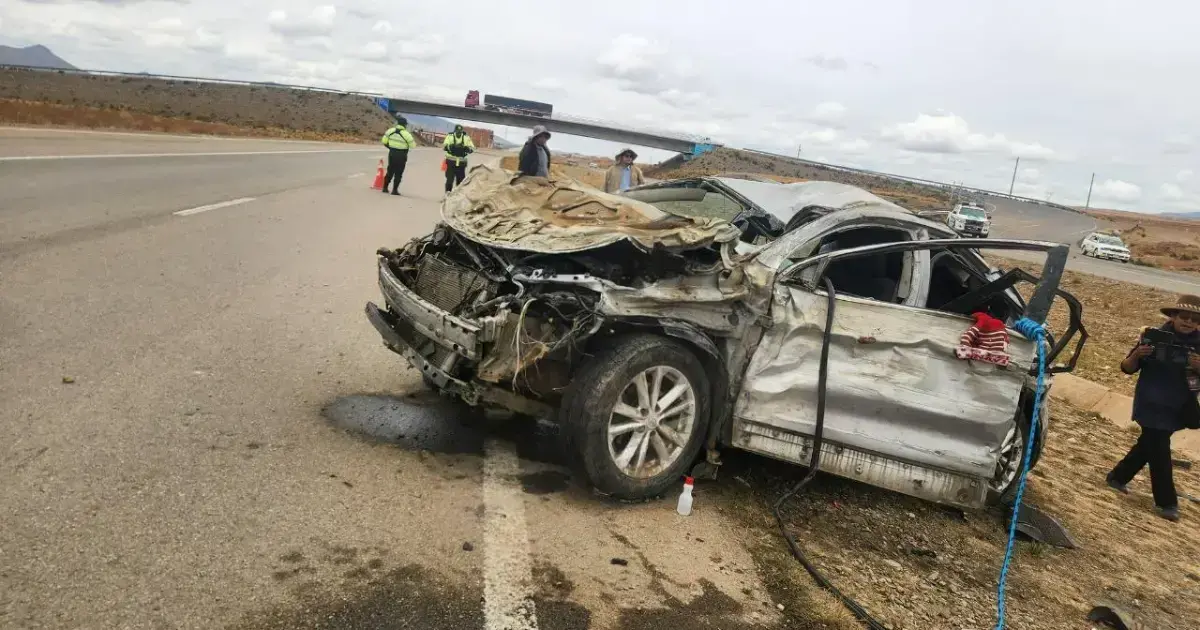 La vagoneta de color ploma terminó destruida.