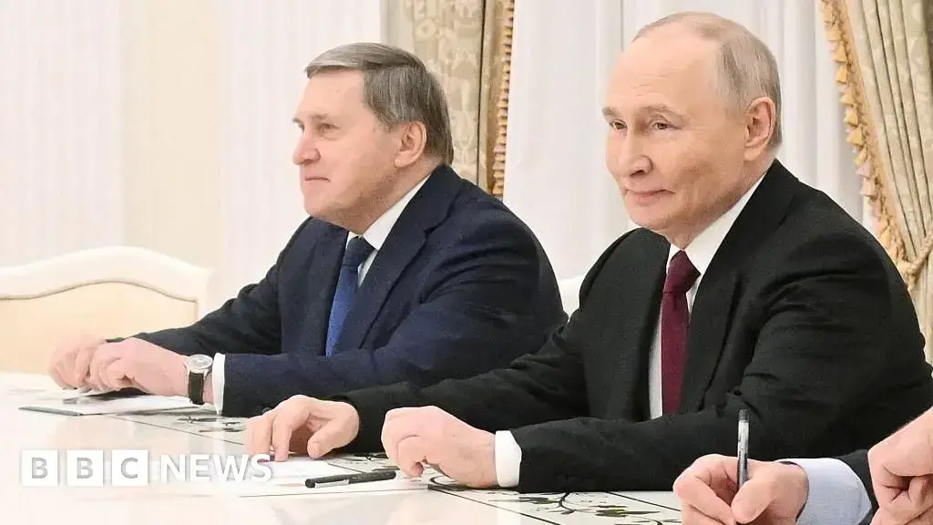 El presidente ruso Vladímir Putin y su asesor de política exterior, Yuri Ushakov.