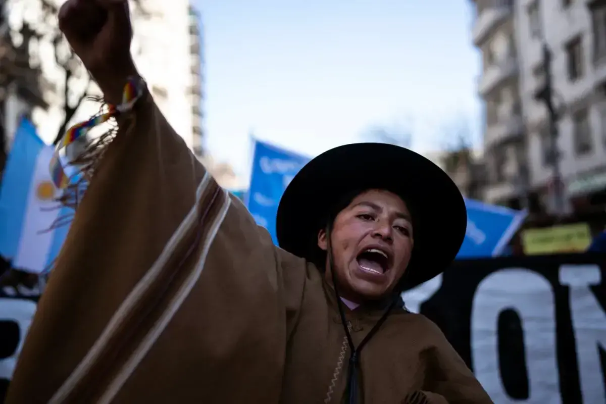 Manifestantes marchan hacia el Palacio de Justicia en el Día de la Pachamama en Buenos Aires, Argentina, en 2023.