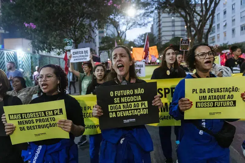 Protesta contra la Ley de la Devastación en la Marcha por el Clima de São Paulo.