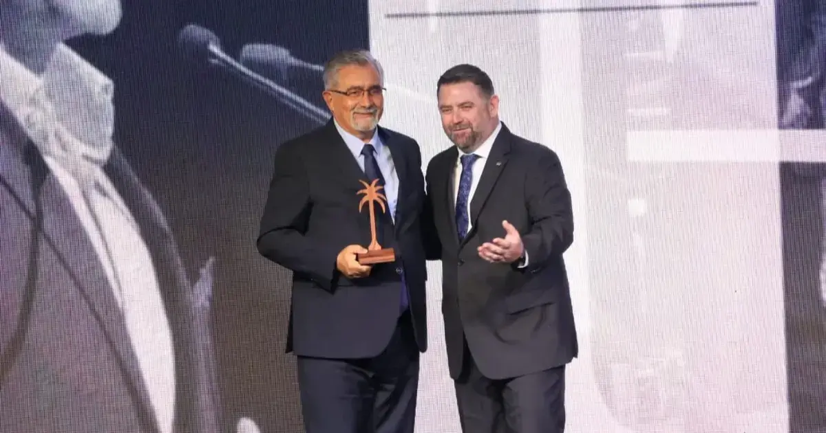 Un asistente recibe un reconocimiento durante el acto en el salón Chané.