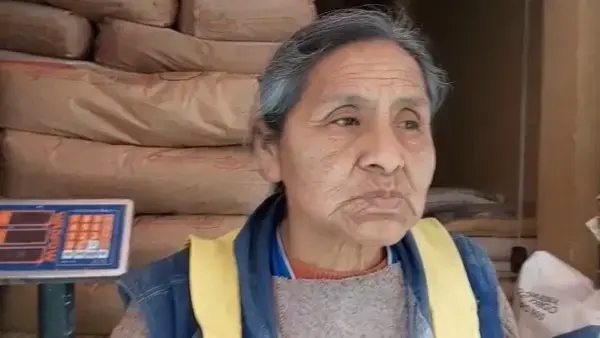 Doña Angélica, comerciante en la calle Gallardo de La Paz.