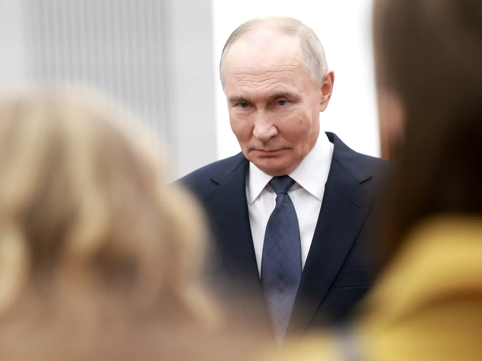 Vladimir Putin se reúne con jóvenes en un evento en Moscú.