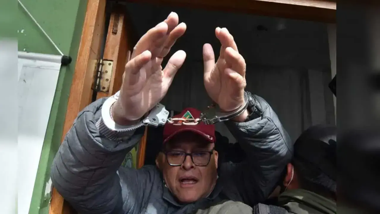 José Zúñiga llega a la Fuerza Especial de Lucha Contra el Crimen (FELCC) de La Paz para prestar su declaración.