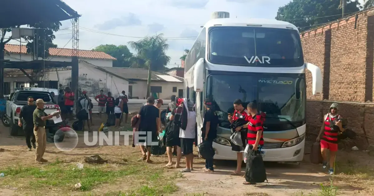 Hinchas del Flamengo son trasladados por la policía boliviana.